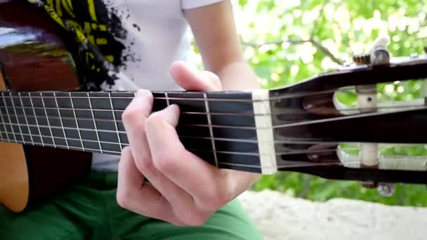 Genç adam bir gitar Solo yavaş oynamaya - Video, Çekim