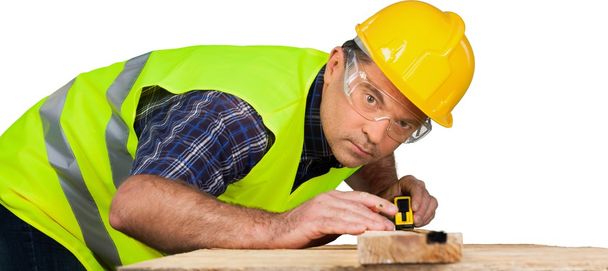 Mannelijke werknemer in gele helm - Foto, afbeelding