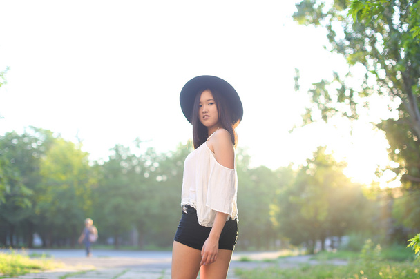 素晴らしい女性帽子アジア日没陽気な感情笑い - 写真・画像