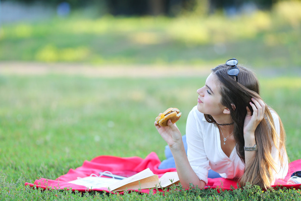 женская работа лежа в стаканах в парке и еда закуски
 - Фото, изображение