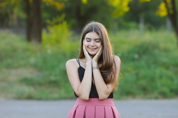 junges schönes Mädchen zeigt Emotionen Freude Glückseligkeit - Foto, Bild