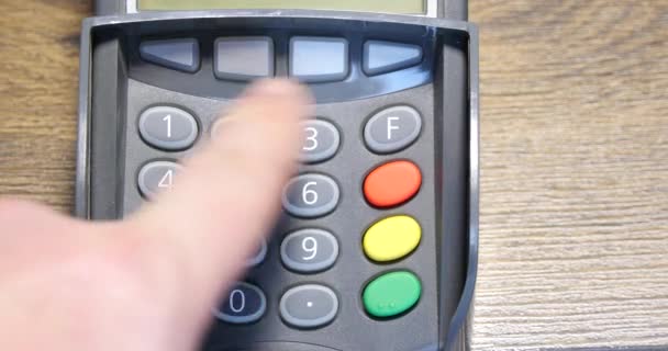 Mano marca el código de pin en lector de tarjetas de crédito 4k
 - Imágenes, Vídeo