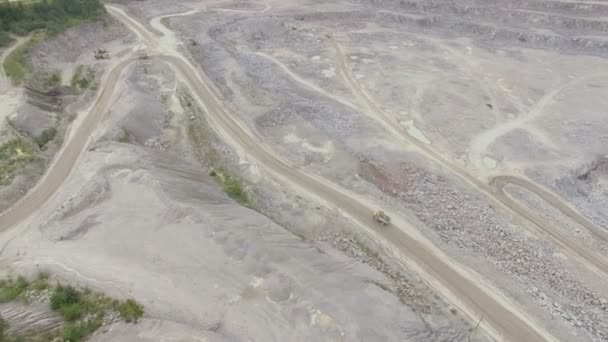 Camion industriali si muovono lungo la strada nella cava di sabbia
 - Filmati, video