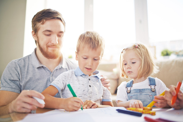 Crianças e pai desenho com lápis de cor
  - Foto, Imagem