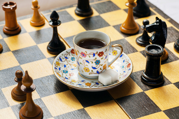 Taktika és stratégia a modern élet-fogalom. Csésze kávé a sakktábla - Fotó, kép