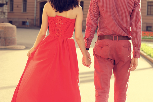 歩く美しいロマンチックなカップル - 写真・画像