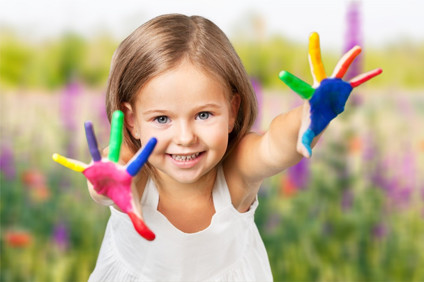 Meisje met kleurrijke geschilderde handen - Foto, afbeelding