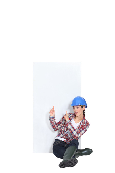 Female construction worker pointing at copyspace - Фото, изображение