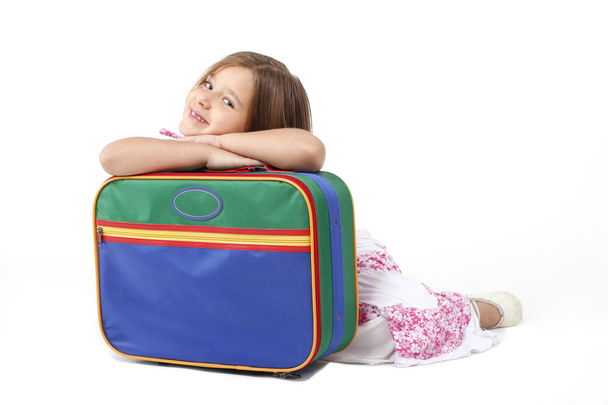 Niño y una maleta
 - Foto, imagen
