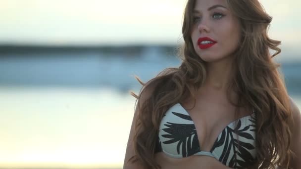 νεαρή όμορφη κοπέλα στην παραλία - Πλάνα, βίντεο