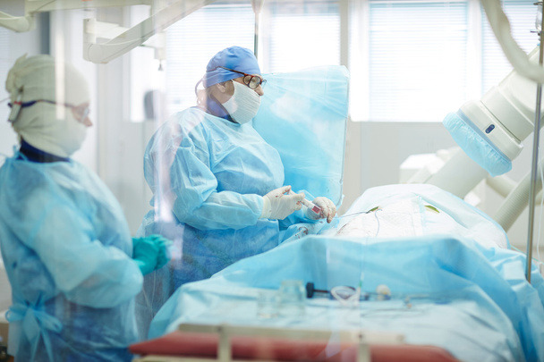 Οι κλινικοί γιατροί κάνουν χειρουργική επέμβαση σε ασθενή  - Φωτογραφία, εικόνα