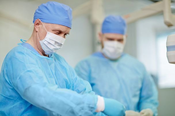 Chirurgen werken in operationele kamer  - Foto, afbeelding