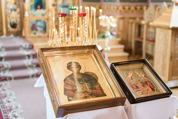 Sisustus ortodoksisen kirkon kaunis sisältä
 - Valokuva, kuva