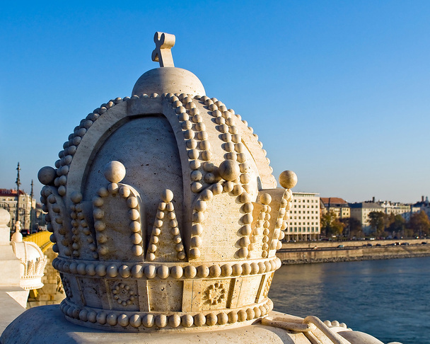 Coroa de pedra em Budapeste
 - Foto, Imagem