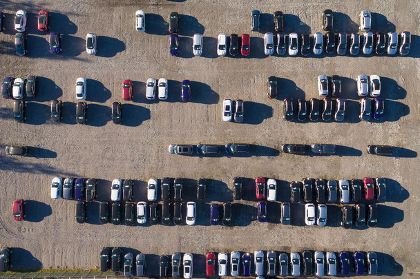 Vista aérea de um estacionamento com muitos carros
 - Foto, Imagem