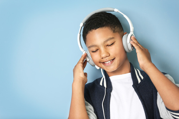 African American boy with headphones  - Valokuva, kuva