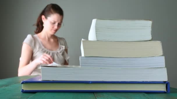  junge Frau liest ein Buch - Filmmaterial, Video