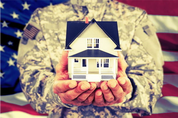 house in soldier hands - Foto, afbeelding