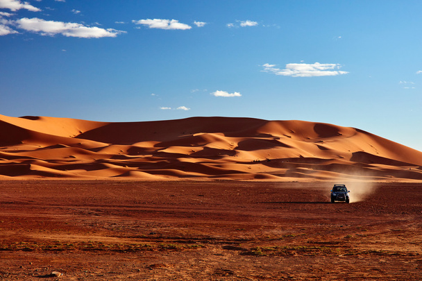 Piaszczyste wydmy na Saharze, Merzouga, Maroko - Zdjęcie, obraz