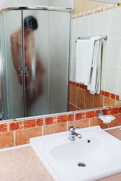junger kaukasischer Mann nimmt Dusche - Foto, Bild