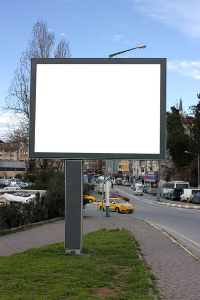 Billboard em branco com céu azul - Incluindo caminho de recorte em torno de b
 - Foto, Imagem