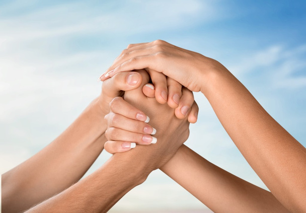 Руки мужчины и женщины держатся вместе
 - Фото, изображение