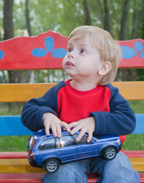 Boy with toy car - Foto, afbeelding