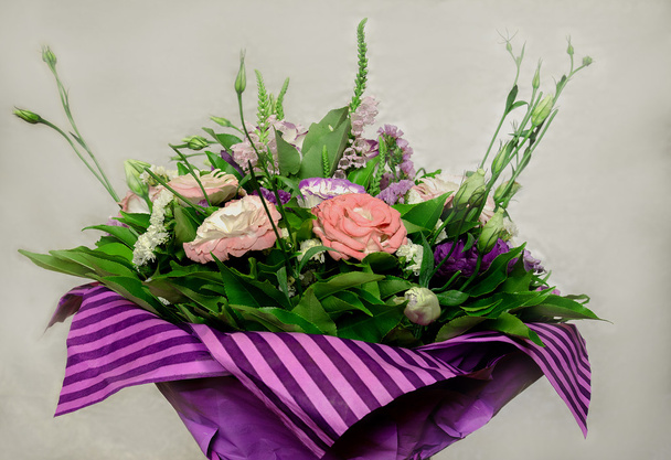 krásná růžová, fialová, bílá a fialová květiny zdobí krásné kytice v nachové papírové květiny - Fotografie, Obrázek