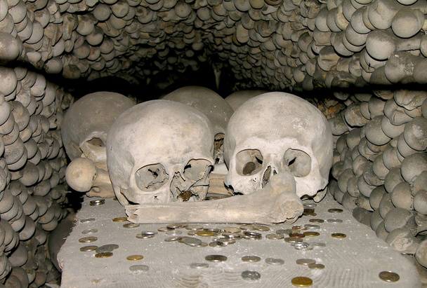 Schädel und Knochen in katholischer Kapelle - Foto, Bild