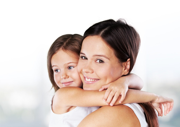Mother and daughter hugging   - 写真・画像