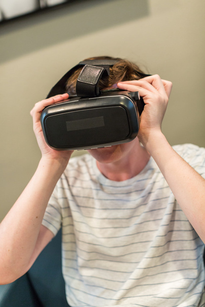 Teenager-Junge und VR-Brille - Foto, Bild