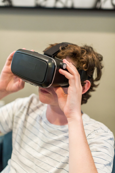 Хлопчик-підліток і VR окуляри
 - Фото, зображення