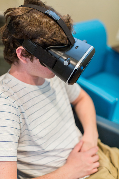 Adolescente e óculos de realidade virtual
 - Foto, Imagem