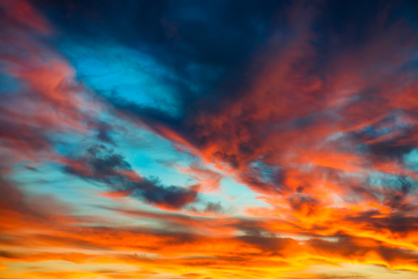 Värikäs oranssi ja dramaattinen taivas
 - Valokuva, kuva