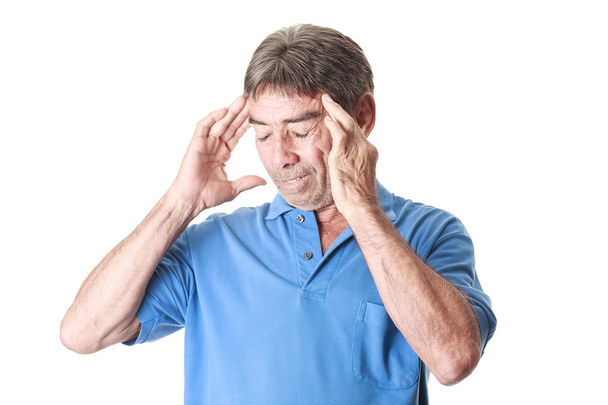 Älterer Mann mit Kopfschmerzen isoliert auf weißem Hintergrund - Foto, Bild