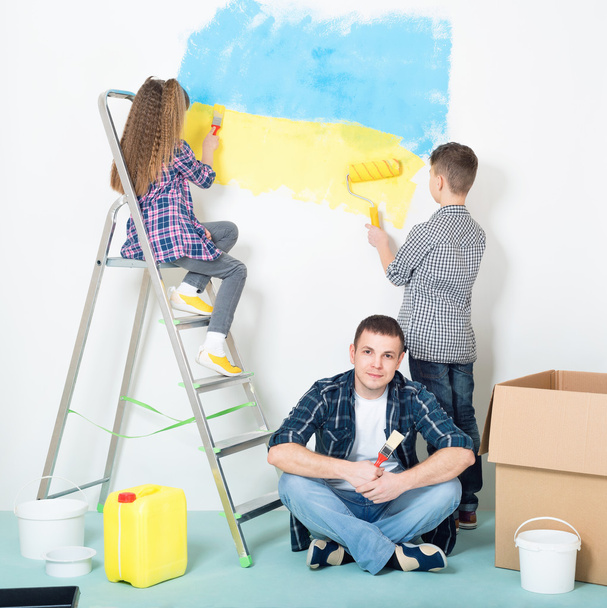 Ευτυχισμένη οικογένεια ζωγραφική τοίχου - Φωτογραφία, εικόνα