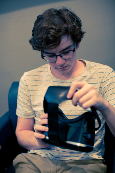 Adolescent garçon et VR lunettes
 - Photo, image