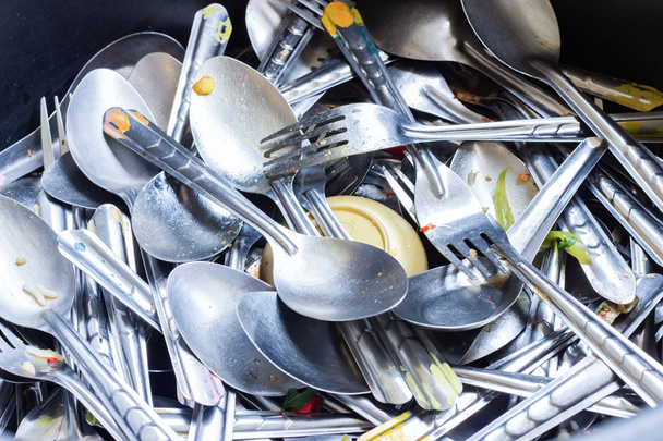 Montón sucio de cucharas y tenedores
 - Foto, Imagen