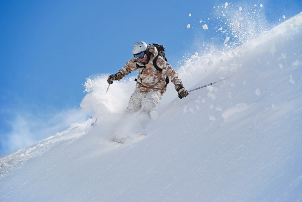 skiër in zachte sneeuw - Foto, afbeelding