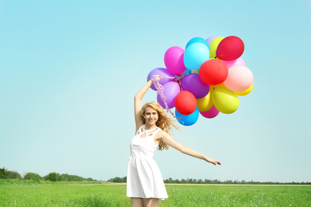 Mujer feliz con globos de colores
  - Foto, Imagen