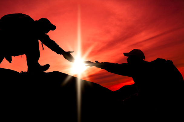 Silhouette d'aide entre deux grimpeurs
 - Photo, image
