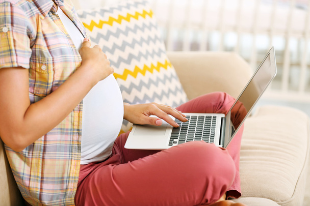 Pregnant woman shopping online - Foto, afbeelding