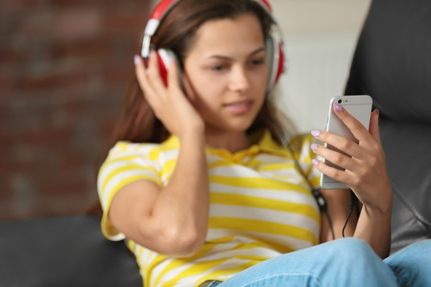 Girl listening to music with headphones and smart-phone - Foto, immagini