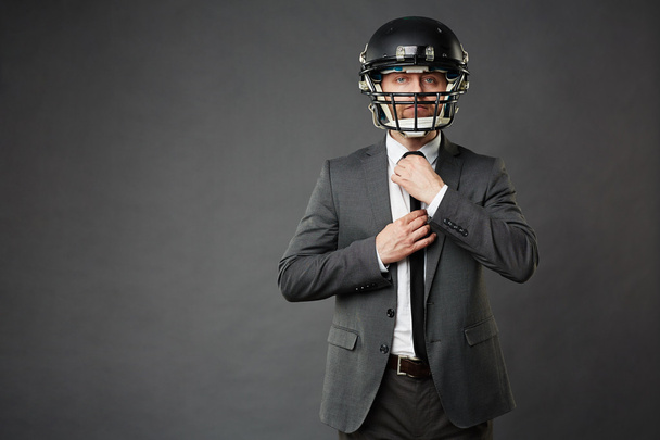 uomo d'affari in casco da calcio
 - Foto, immagini