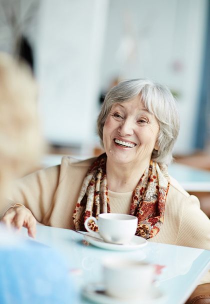 Mujer mayor con hasta de té
 - Foto, imagen