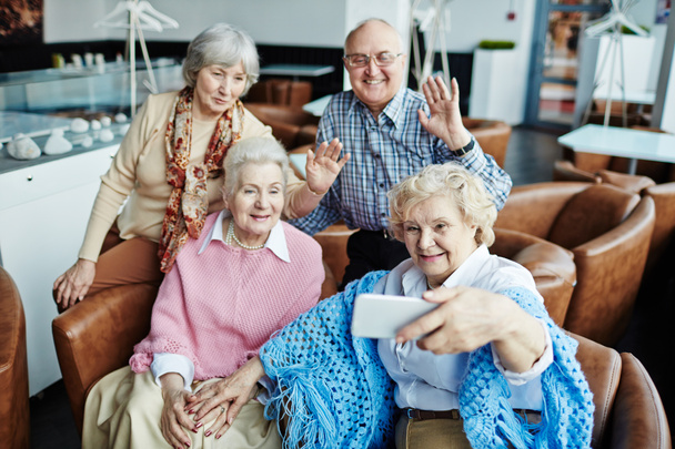 seniorzy z smartphone zabawy - Zdjęcie, obraz