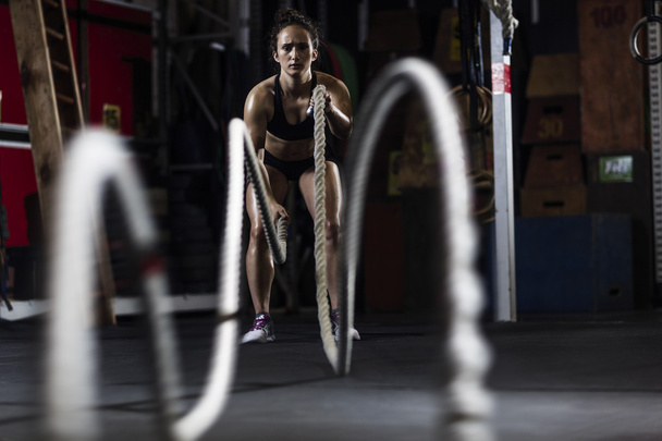 Жінка тренується з мотузками
 - Фото, зображення