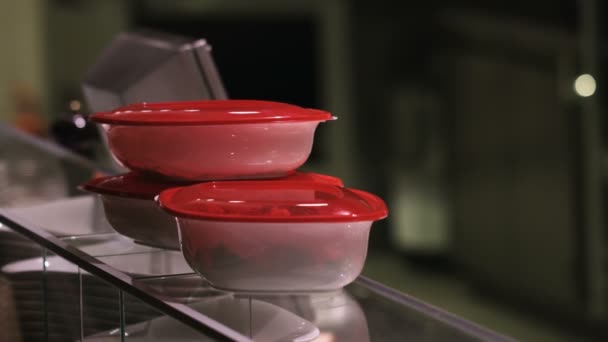 Drie afhaalmaaltijden containers genomen door een vrouw uit een glazen tafel in een restaurant - Video