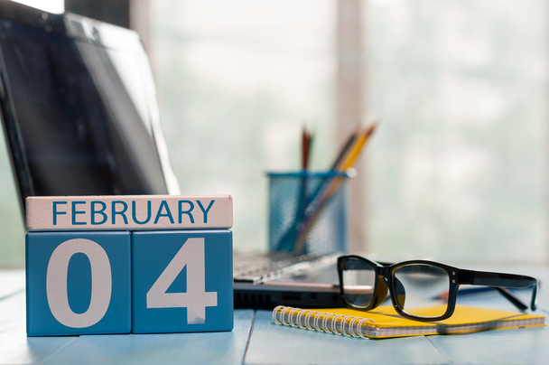4 февраля. День 4 месяца, календарь на рабочем месте адвоката. Зимнее время. Пустое место для текста
 - Фото, изображение