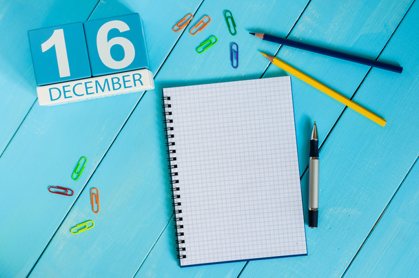 16 Δεκεμβρίου. Ημέρα 16 του μήνα, ημερολόγιο στο περιβάλλον του αναλυτή συστημάτων δικτύου. Χειμωνιάτικη ώρα. Κενός χώρος για κείμενο - Φωτογραφία, εικόνα